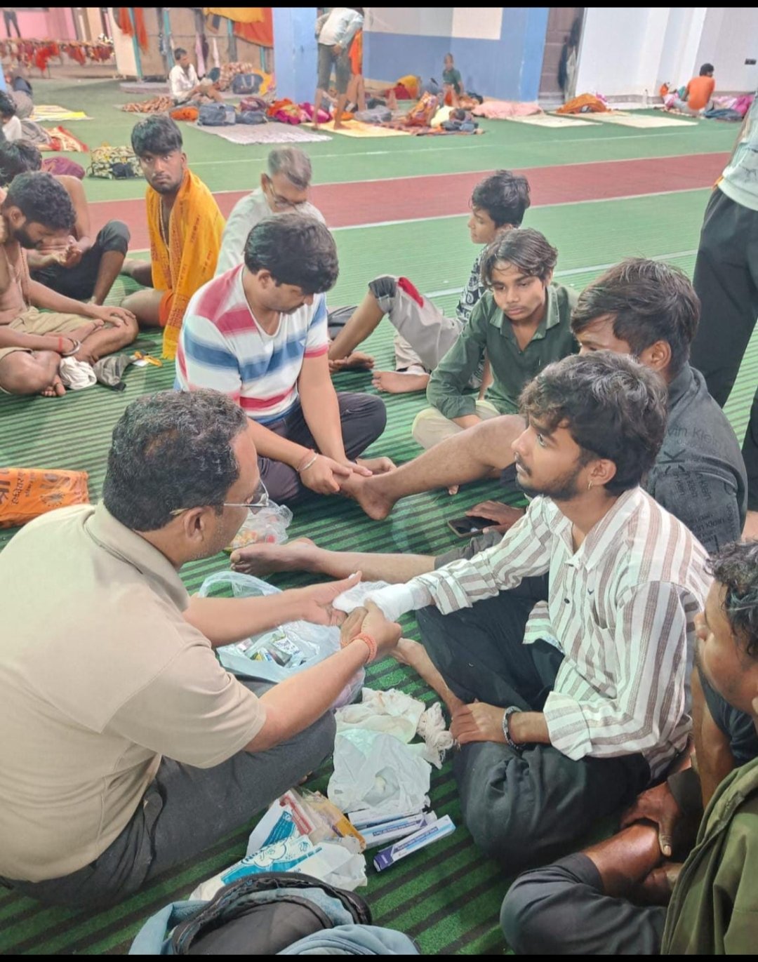 कांवड़ियों की थकान मिटाने चरण सेवा में जुटी श्री योग वेदांत सेवा समिति