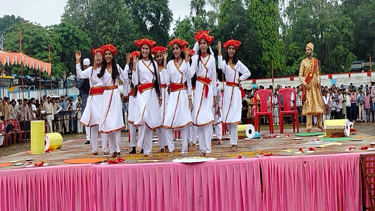 सिहोरा में आन, बान और शान से लहराया तिरंगा,रिमझिम बारिश के बीच बच्चों ने सुंदर प्रस्तुति 