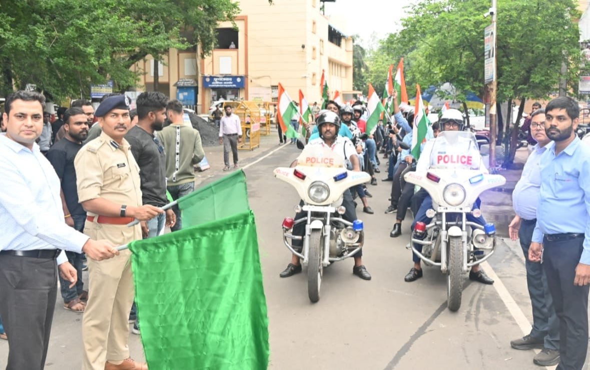 देशभक्ति का संदेश देने कलेक्ट्रेट से निकली भव्य ‘तिरंगा ई-बाइक रैली