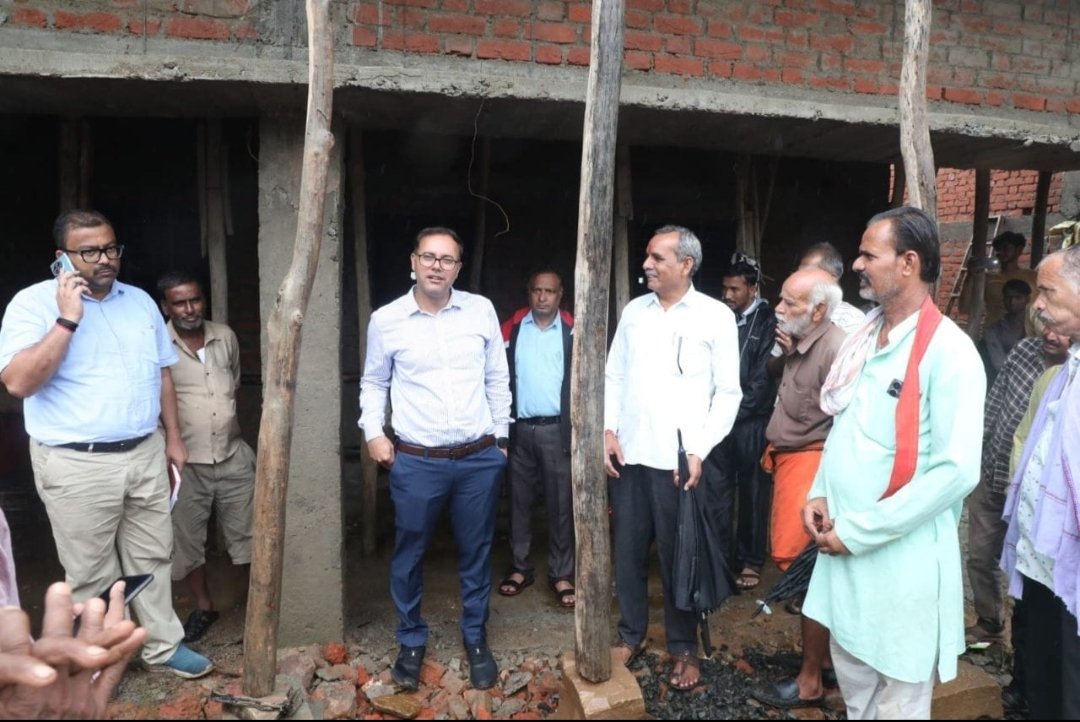 मुख्यमंत्री जन-विश्वास अभियान के तहत कलेक्टर ने मझगवां में निर्माणाधीन पंचायत भवन का किया निरीक्षण