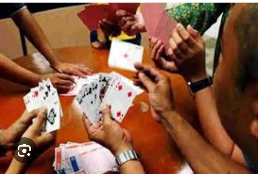 होटल में जमा था जुआफड़ ,4 जुआड़ियों से 15 लाख 6 हजार रूपये जप्त,होटल मालिक फरार 