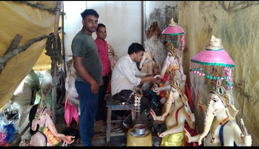 गणेश प्रतिमाओं को तैयार करने मे जुटे मूर्तिकार,वाटर कलर व पीली मिट्टी से बना रहे हर्बल मूर्तियां