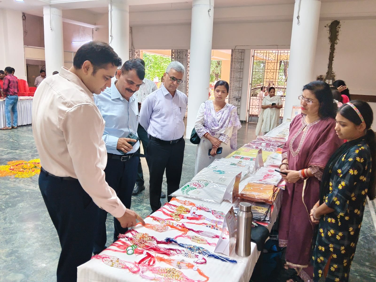 बाल गृहों के बच्चों द्वारा निर्मित राखियों की प्रदर्शनी आयोजित