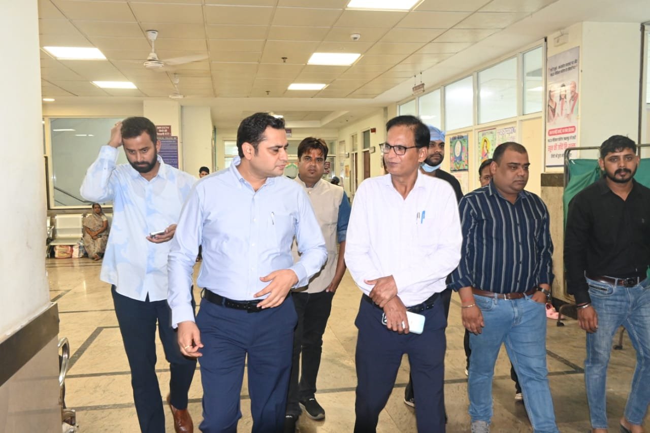 स्पेशलिटी अस्पताल में भर्ती बच्‍चों के चल रहे उपचार की क्लेक्टर ने ली जानकारी