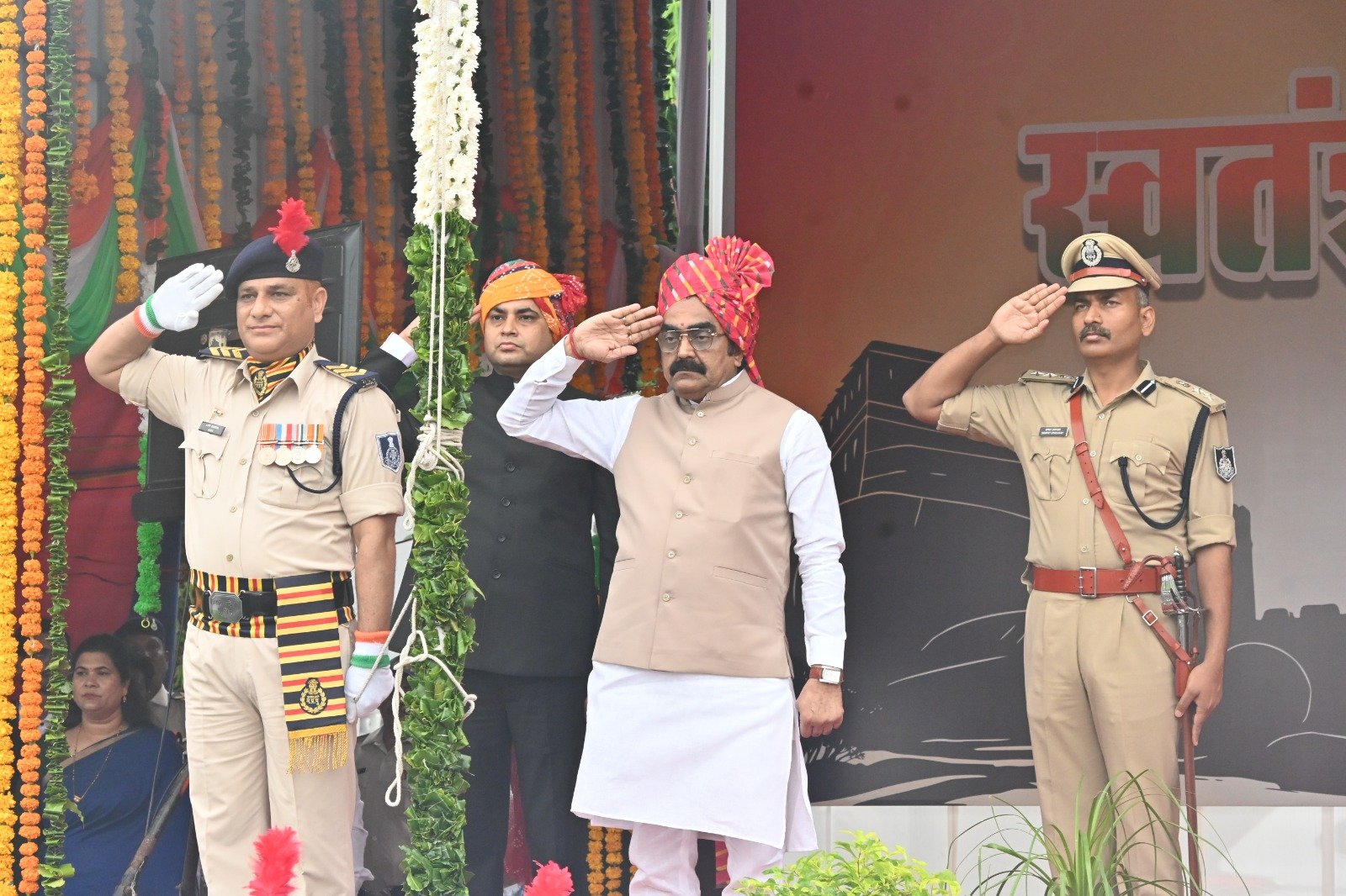 जिले भर में हर्षोल्लास से मनाया गया स्वतंत्रता दिवस,मुख्य समारोह में लोक निर्माण मंत्री ने किया ध्वजारोहण