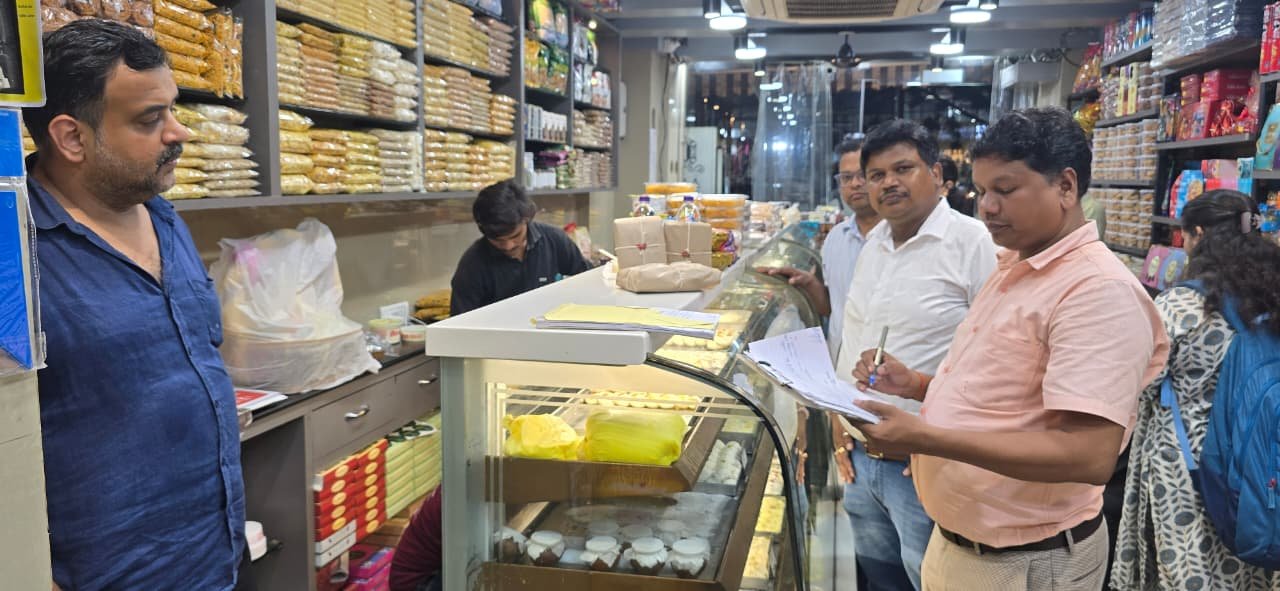 राजस्व और खाद्य सुरक्षा अधिकारियों ने विक्रय प्रतिष्ठानों का आकस्मिक निरीक्षण कर घी,पनीर,खोवा और मिठाई के लिए सेम्पल 