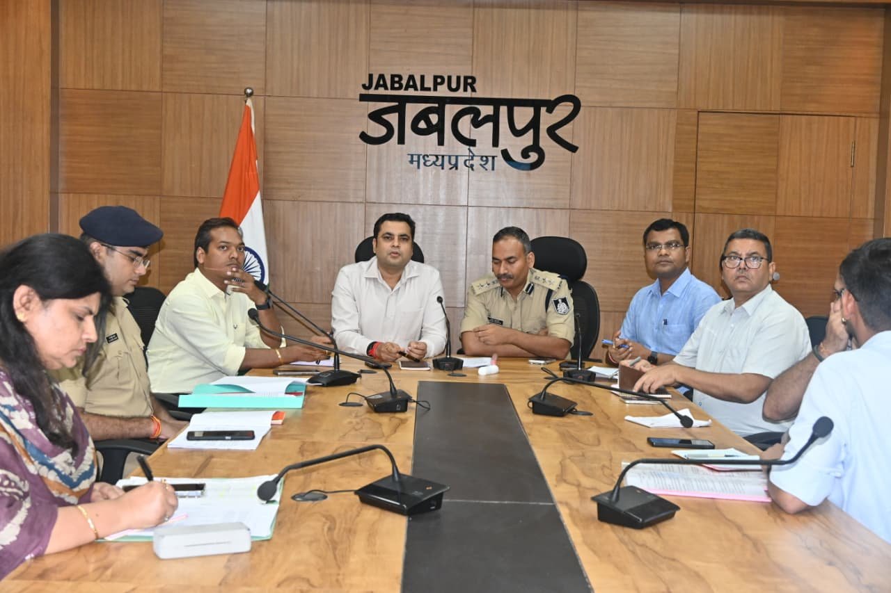 कलेक्टर ने सड़क सुरक्षा को लेकर को दिए जरूरी निर्देश