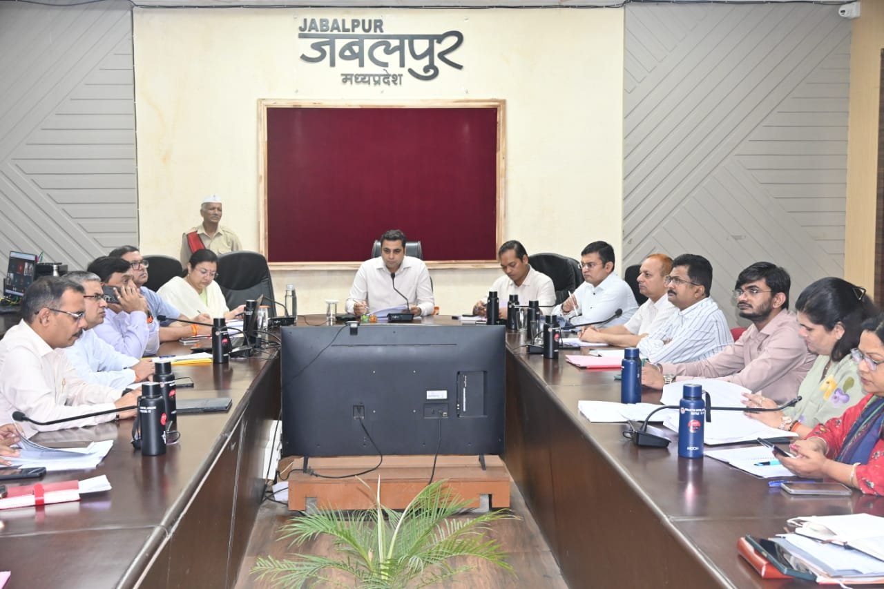 जर्जर सड़कों को ठीक करवाते हुए आवारा पशुओं को भेजें गौशाला,कलेक्टर राघवेंद्र सिंह