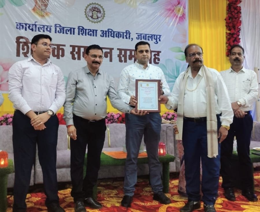 सिहोरा उत्कृष्ट विद्यालय के प्राचार्य अशोक कुमार उपाध्याय हुए सम्मानित