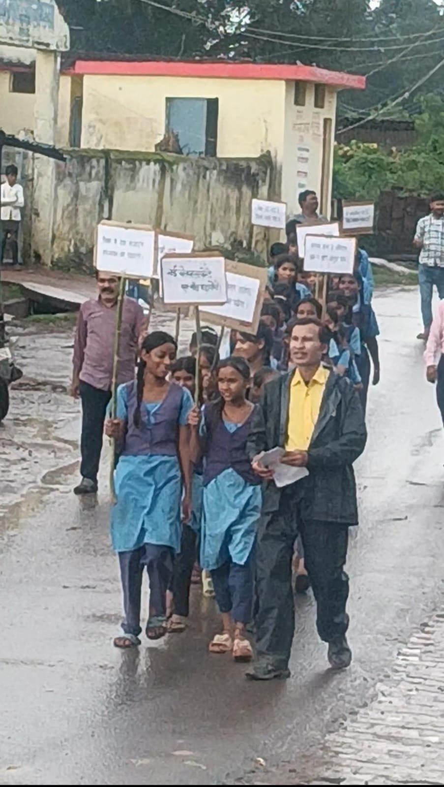 साक्षरता शपथ के साथ बच्चों ने निकाली जागरूकता रैली, ग्रामीणों को दिया शिक्षा का संदेश