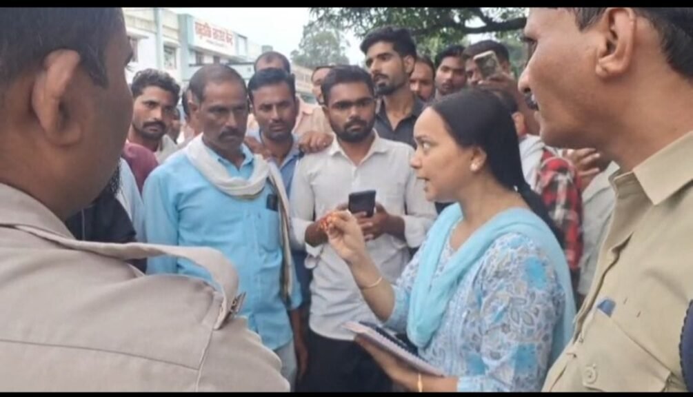 सड़क हादसे में घायल महिला की मौत बाद भड़का जनआक्रोश