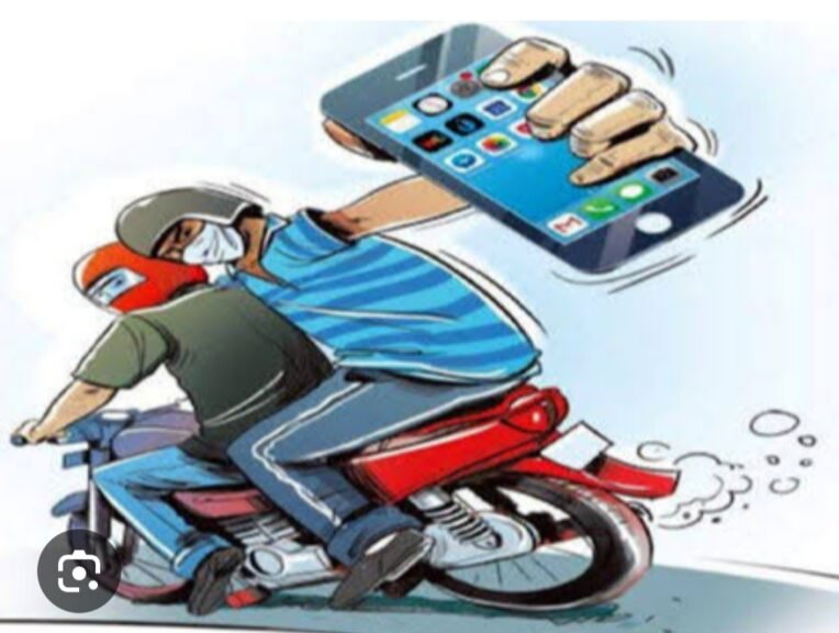 पैदल चल रहे राहगीर से मोबाइल झपटकर बदमाश फरार 