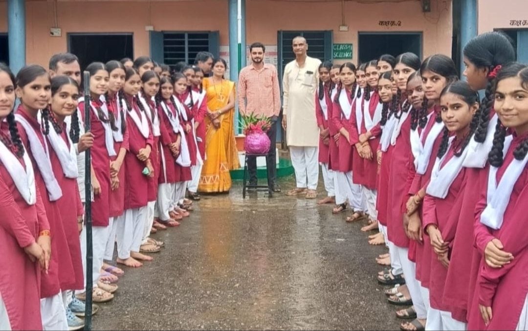 गोविंदा आला रे आला, कृष्ण भक्ति मे डूबे नजर आये स्कूली बच्चें