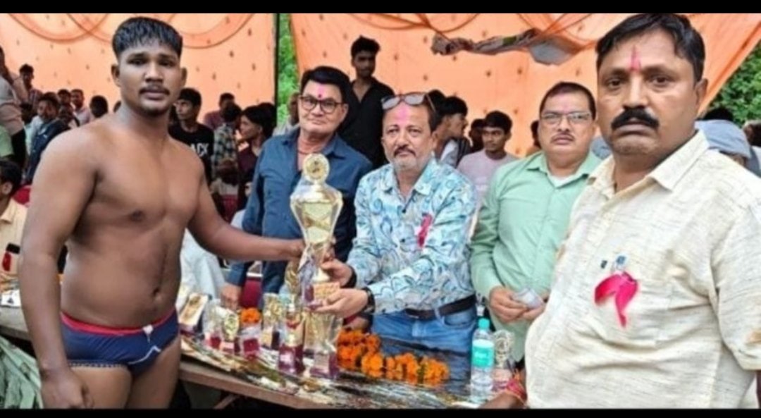 पहलवानों ने दंगल मैं दिखाए एक से बढ़कर एक दाव पेंच, ग्राम पंचायत इमलिया मैं आयोजित हुआ दंगल