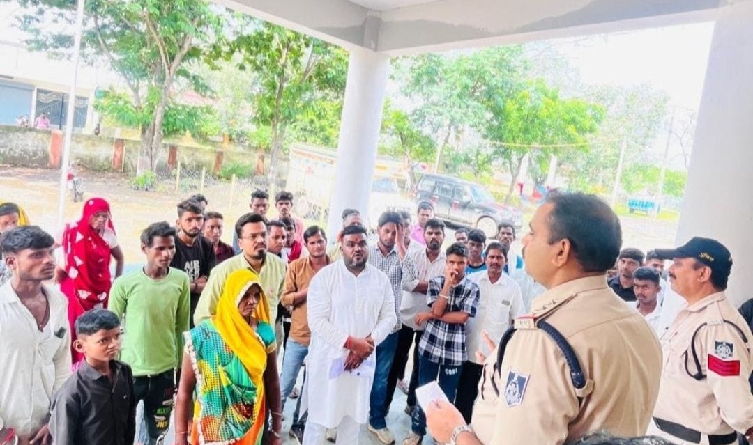 फाइनेंस कम्पनी पर बिना बताये बाइक उठाने का आरोप,ग्रामीणों नें रीठी थाना मे की शिकायत
