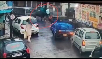 आवारा बैल ने दूधवाले को बीच सड़क पर तीन बार उठा कर पटका,मौके पर मौत