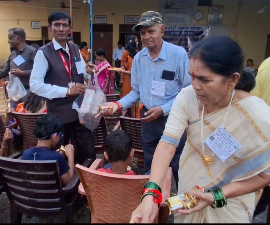 मूक बधिर विधार्थियों को वस्त्र ,मिठाई ,बिस्किट और पठन सामग्री की गई भेंट