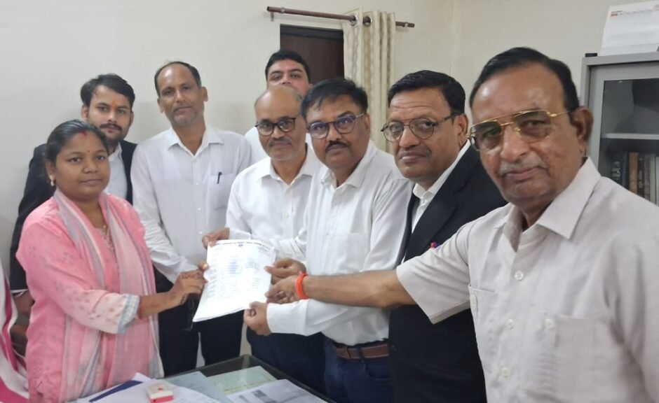 मध्यप्रदेश में भी यूपी की तरह अधिवक्ताओं को मिलें कल्याणकारी सुविधाएं,सिहोरा में सौपा ज्ञापन 
