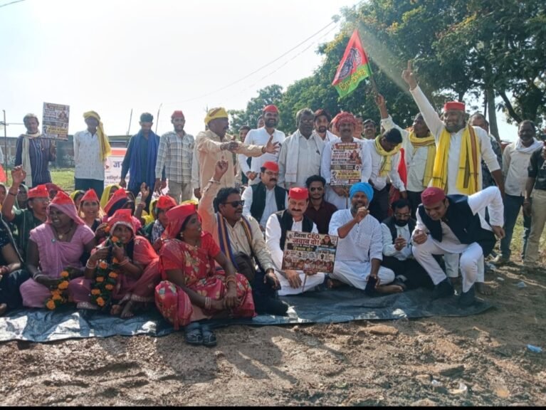 धरना स्थल को जेसीबी से खुदवाकर जनपद सीईओ नें करवाया दलदल