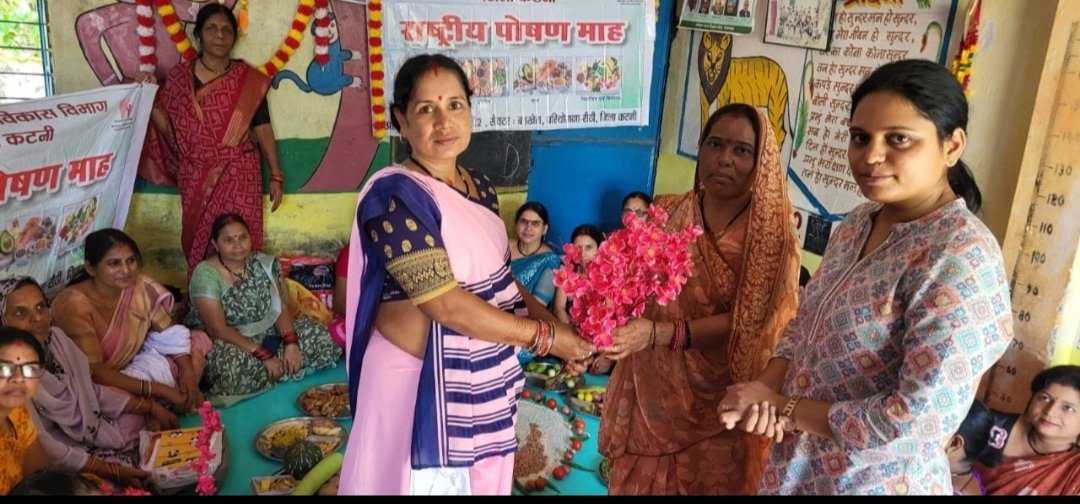 पोषण व्यंजनों की हुई प्रदर्शनी,बतलाया गया पोषण का महत्व