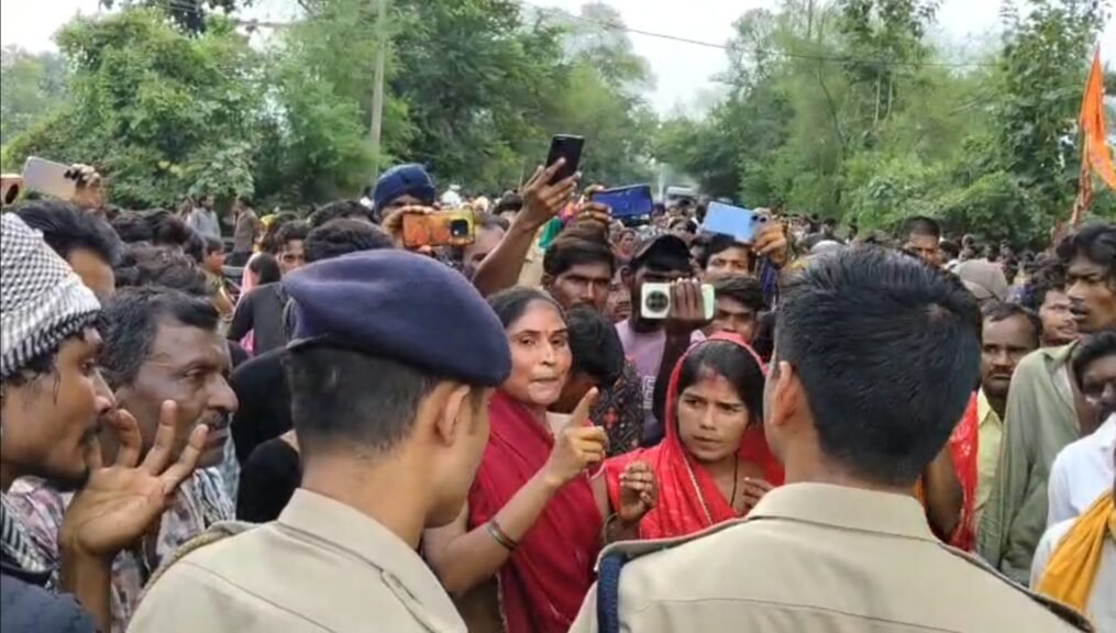 मझगवाँ के नुंजा में बातचीत के लिए बुलाकर कर दी युवक की हत्या,नाराज परिजनों ने सड़क पर लगाया जाम 