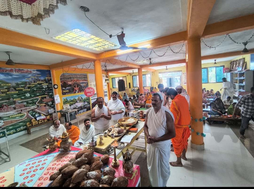 सुगंध दशमी पर श्रीजी के चरणों में धूप अर्पित,महिलाओं ने रखा व्रत