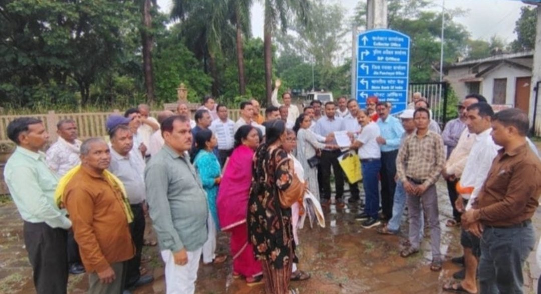टीईटी के विरोध में शिक्षकों नें भरी हुंकार,एक द्विवसीय सामूहिक उपवास व रैली निकाल जताया विरोध