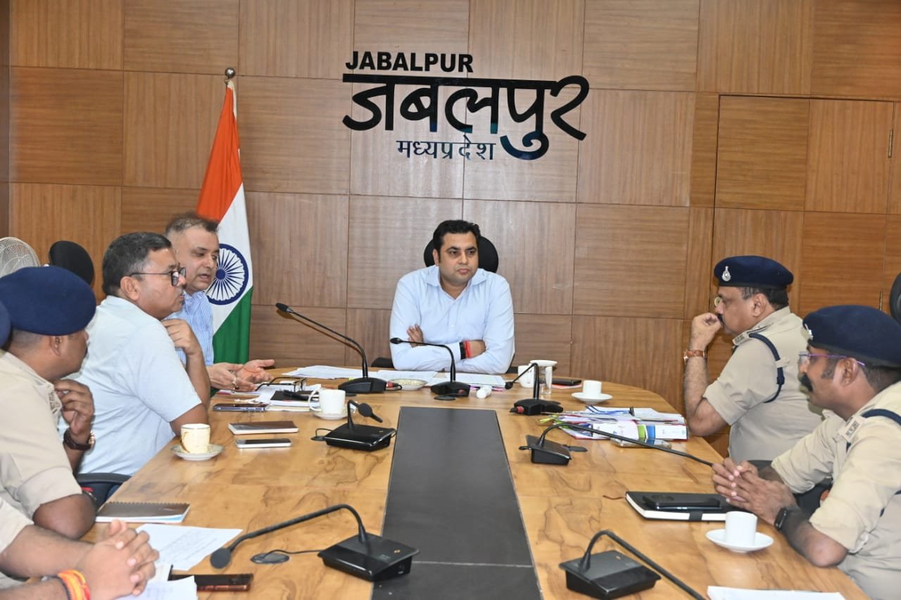 मदिरा दुकानों में रेट लिस्‍ट और क्‍यूआर कोड लगाना सुनिश्चित करें आबकारी अधिकारी,कलेक्टर राघवेंद्र सिंह