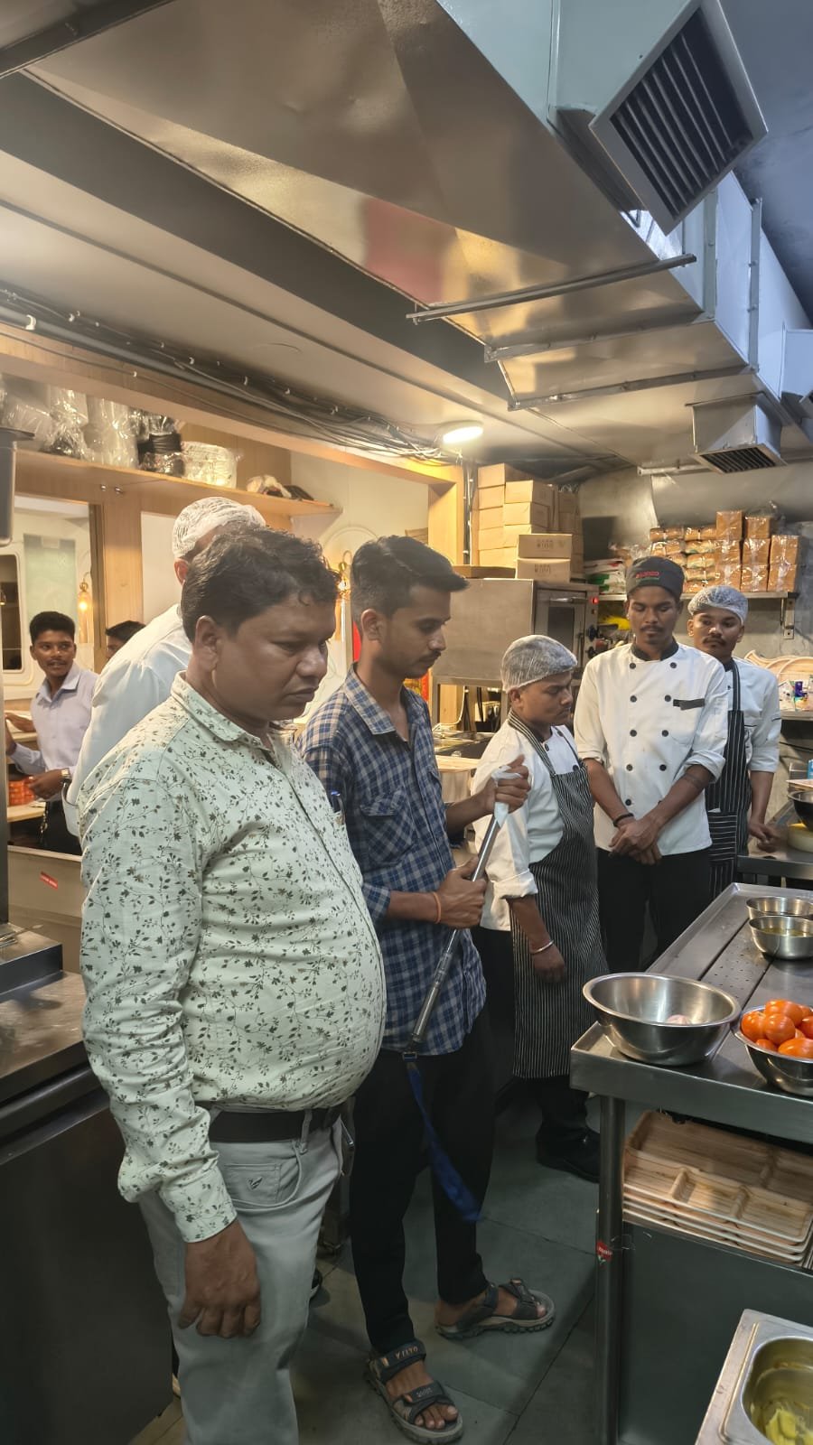 रेस्टोरेंट में बिक रही थी बासी खाद्य सामग्री,खाद्य सुरक्षा अधिकारियों ने की रेस्टोरेंट की जांच