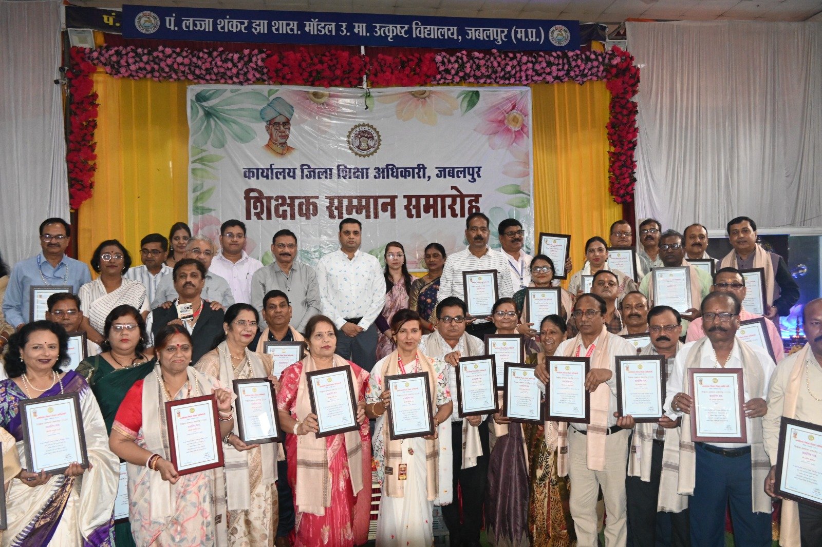 व्यक्ति के जीवन में गुरुओं का महत्वपूर्ण योगदान, कलेक्टर श्री सिंह