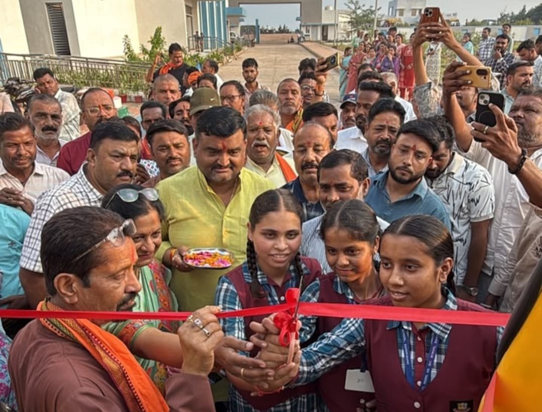विद्यार्थियों को स्कूल आने मे अब नहीं होगी परेशानी, मिली बस की सुविधा