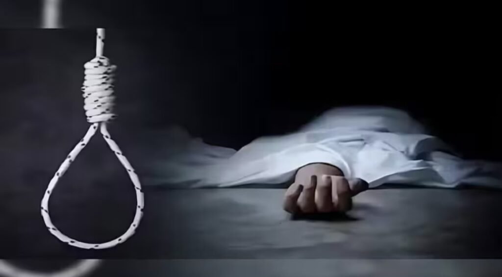 मझगवाँ में पत्नी बच्चों को घर के बाहर निकाल कर युवक ने लगा ली फाँसी