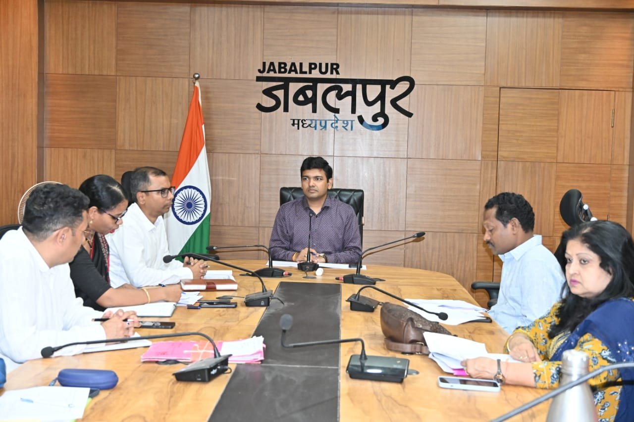 लंबित शिकायतों के निराकरण के लिए गंभीरता से प्रयास करें,कलेक्टर अरुण कुमार विश्वकर्मा