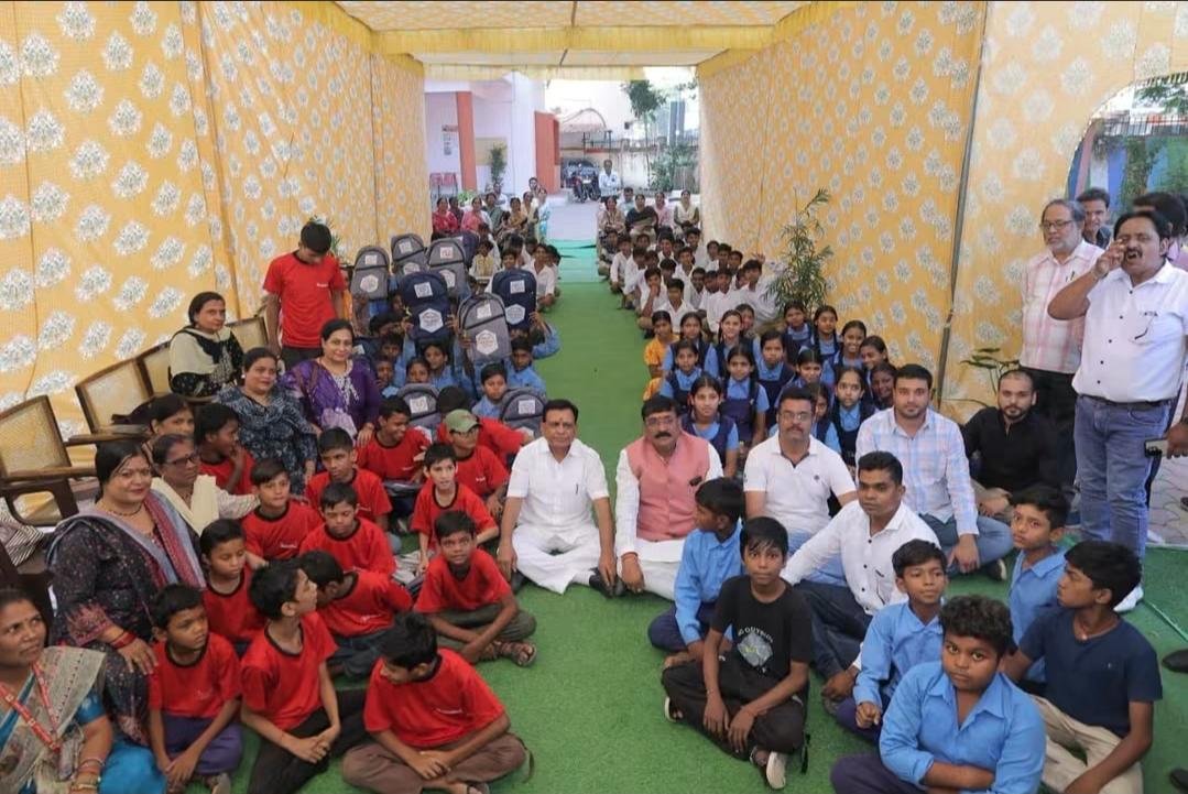 उप मुख्यमंत्री देवड़ा ने विद्यार्थियों से किया आत्मीय संवाद